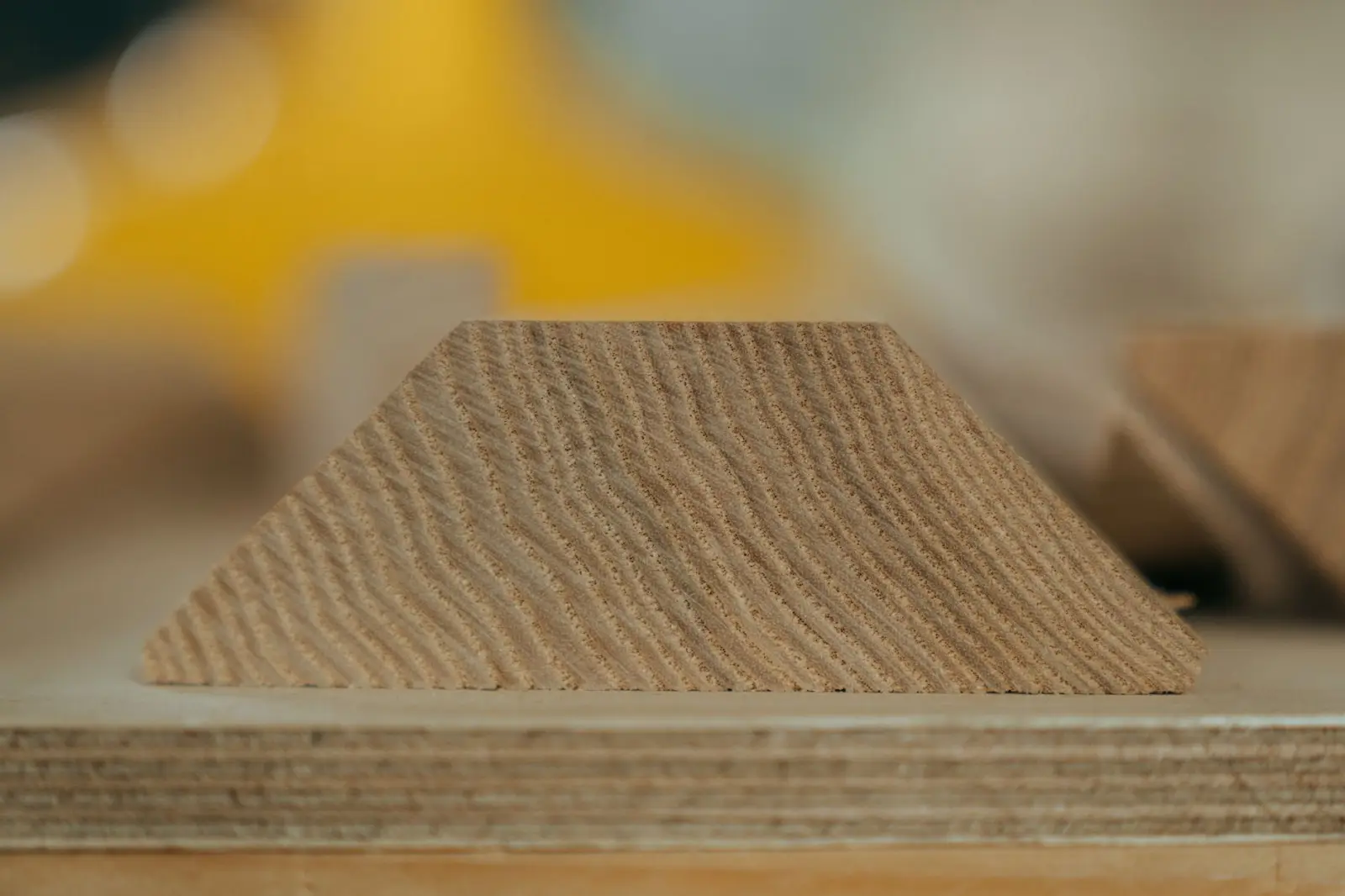 Detaliu masă din stejar masiv — textura naturală a lemnului